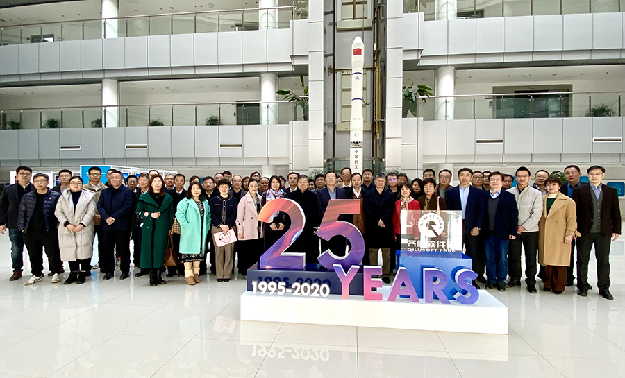 galaxy银河国际网董事长古欣（一排右三）与参观代表合影留念